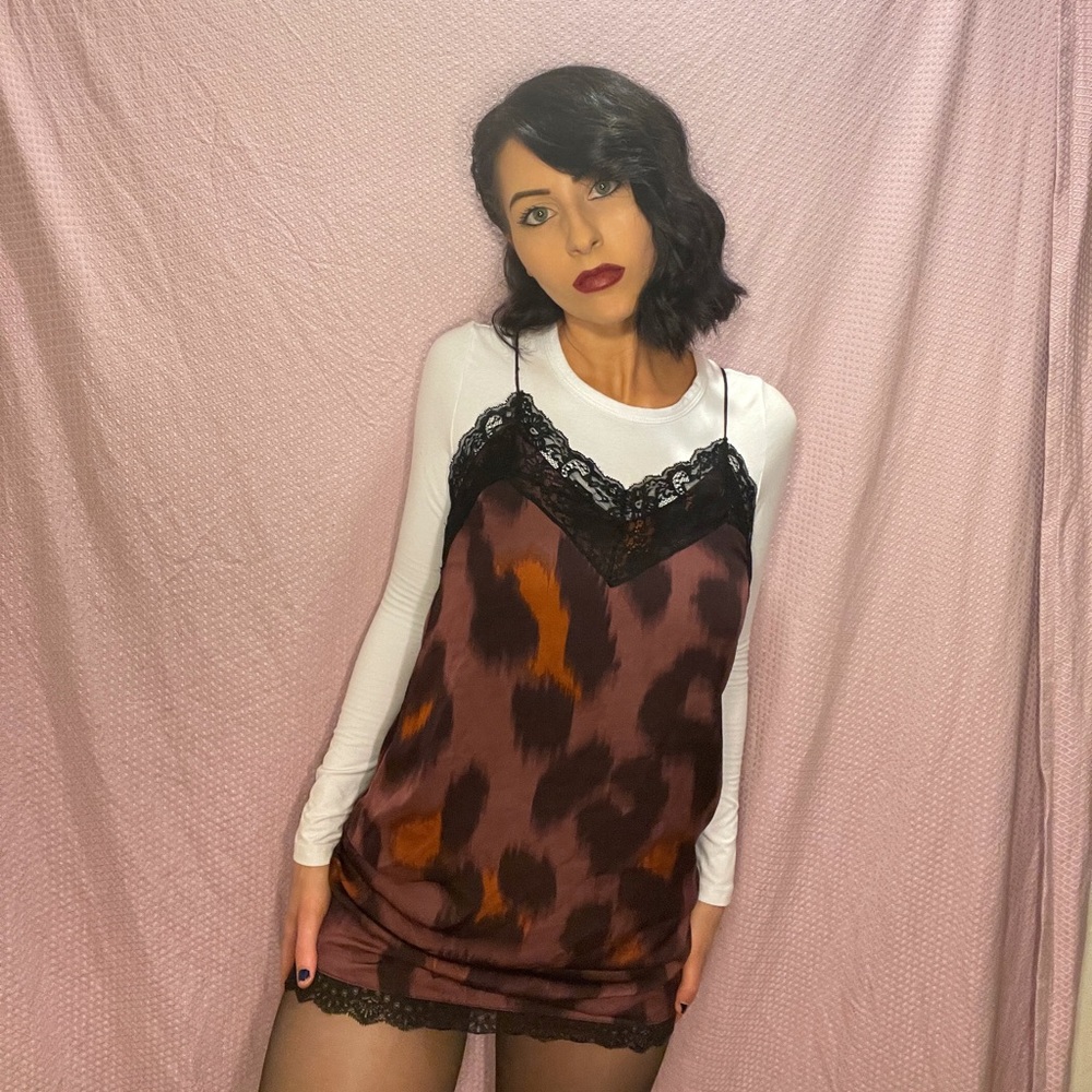 Lacey patterned slip dress. Zips in the back 🖤